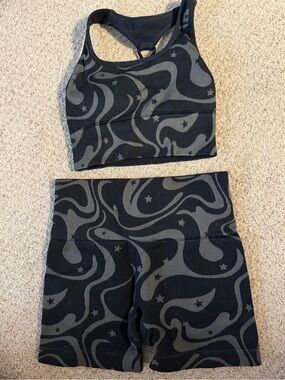 JoyLab Black & Gray Star Swirl Seamless Sports Bra and Bike Shorts Set